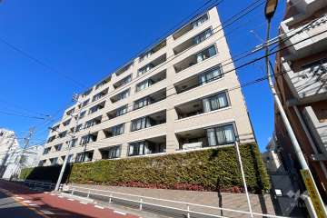 ザヒルズ市谷薬王寺の外観（南東側から）