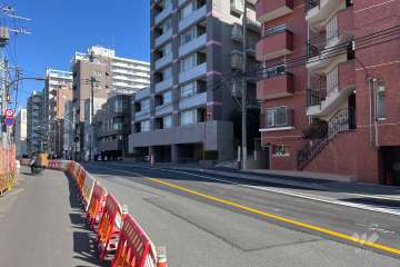 敷地西側の前面道路