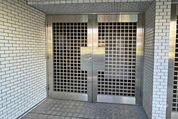 バイク置場出入口