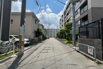 敷地東側の前面道路
