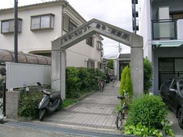 アーチが付いたエントランスアプローチ