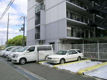 敷地内の駐車場（屋外機械式と平面式）