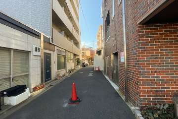 敷地の西側前面道路（北側から）