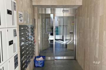 エントランスはオートロック付きです。