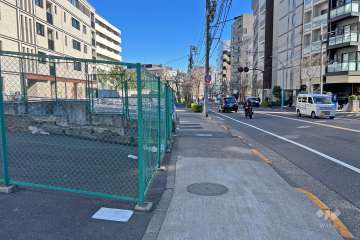 敷地南側の前面道路（西側から）