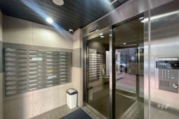 エントランスはオートロック付きです。