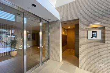 エントランスはオートロック付きです。