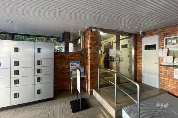 エントランスはオートロック付きです。