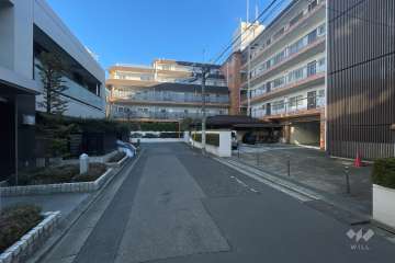 敷地西側の前面道路