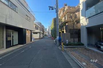 敷地西側の前面道路