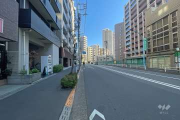 敷地の北側前面道路（西側から）
