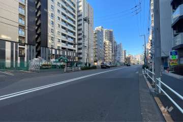 敷地の北側前面道路（東側から）