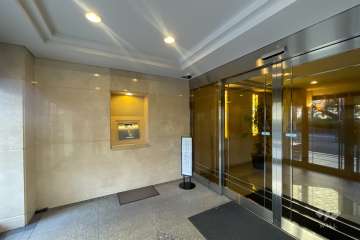 エントランスはオートロック付きです。