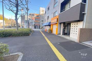 敷地西側の前面道路（南側から）