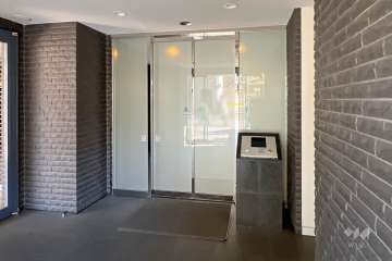 エントランスはオートロック付きです。