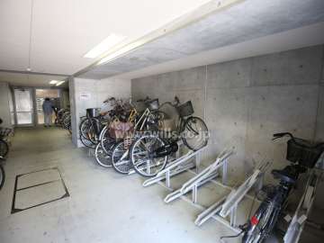 屋内に設けられた駐輪場