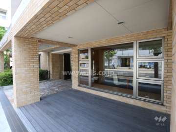 エントランス横には談話スペースがあります。