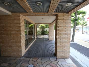 エントランスのピロティ部分。ウッドデッキ張りになっています。