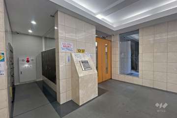 エントランスはオートロック付きです。