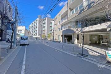 敷地の南側前面道路（東側から）