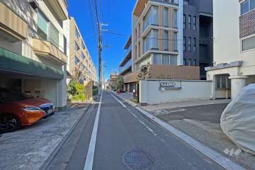 敷地の西側前面道路（南側から）