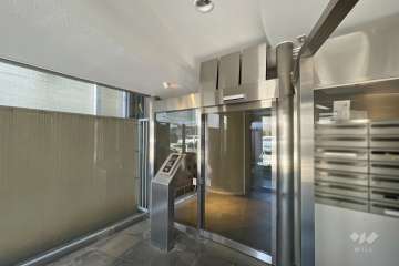 エントランスはオートロック付きです。