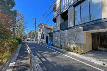 敷地の東側前面道路（北側から）