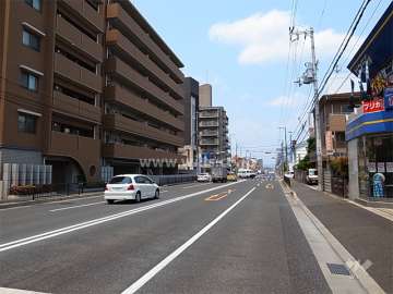 敷地東側は4車線のバス通り（五合橋線）に面しています。