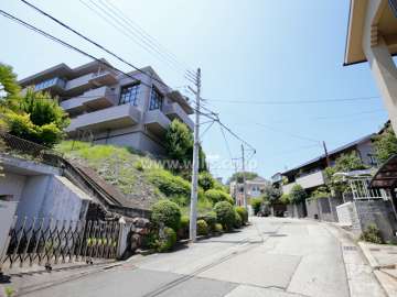 敷地北側の前面道路。周辺は閑静な住宅地です。