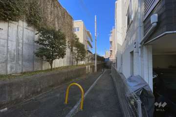 敷地の北側前面道路（東側から）