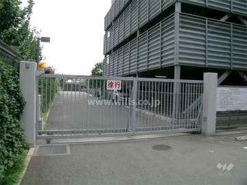 駐車場の入り口にはゲートが付いています。