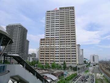 ルネマスターズタワーは、JR「尼崎」駅のすぐ北東側にあります。