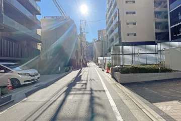 敷地東側の前面道路（北側から）