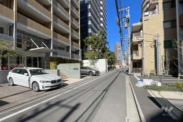 敷地東側の前面道路（南側から）