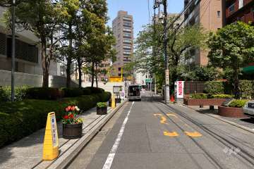 敷地東側の前面道路（南側から）