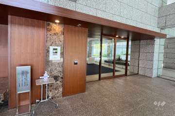 エントランスはオートロック付きです。