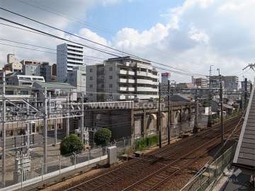 ワイズコート塚口エスタシオンの遠景。少し離れて、南側に阪急神戸線が走っています。