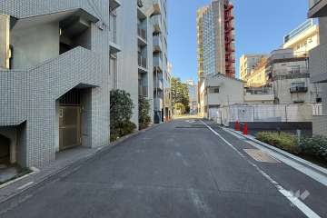 敷地の北側前面道路（東側から）