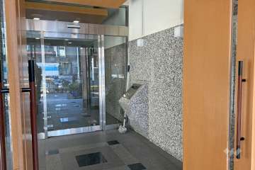 エントランスはオートロック付きです。