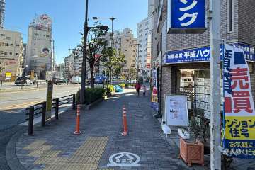 敷地の北東側前面道路（北西側から）