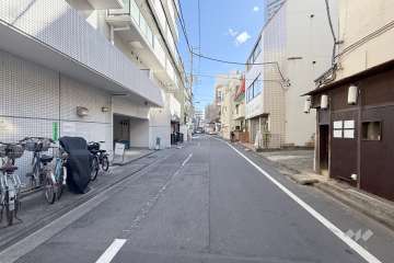 敷地南側の前面道路（西側から）