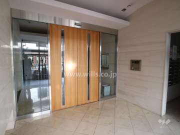 エントランスはオートロック付きです。