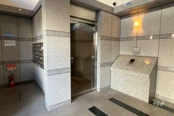 エントランスはオートロック付きです。