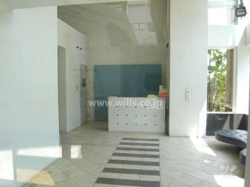 2層吹き抜けの開放感のあるエントランスホール