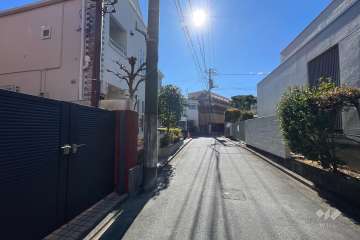 敷地の西側前面道路（北側から）
