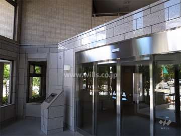 2層吹き抜けになった開放感のあるエントランス（オートロック付き）