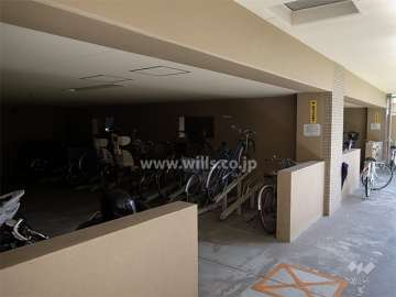 建物1階部分にある駐輪場