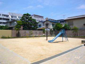 遊具のある小さな公園に隣接しています。