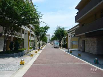 セントラルウィングとの間の道路