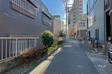 敷地の西側前面道路（北側から）